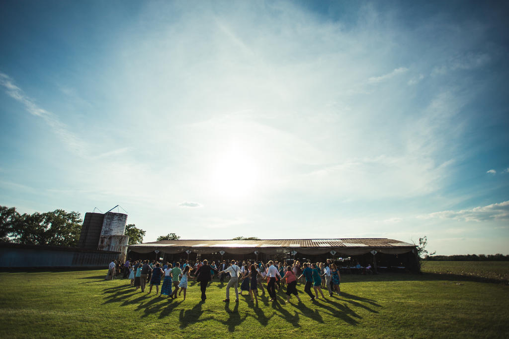 彩色娱乐欢愉草地上人群聚会欢庆节日庆祝背景图片