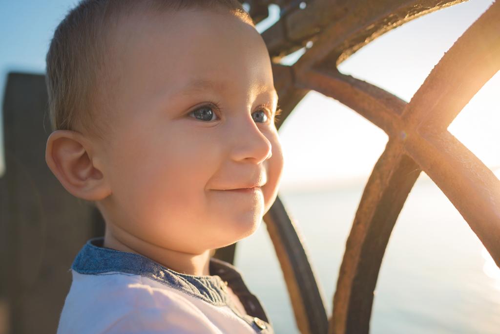 可爱天真小孩子上半身特写儿童婴儿背景图片