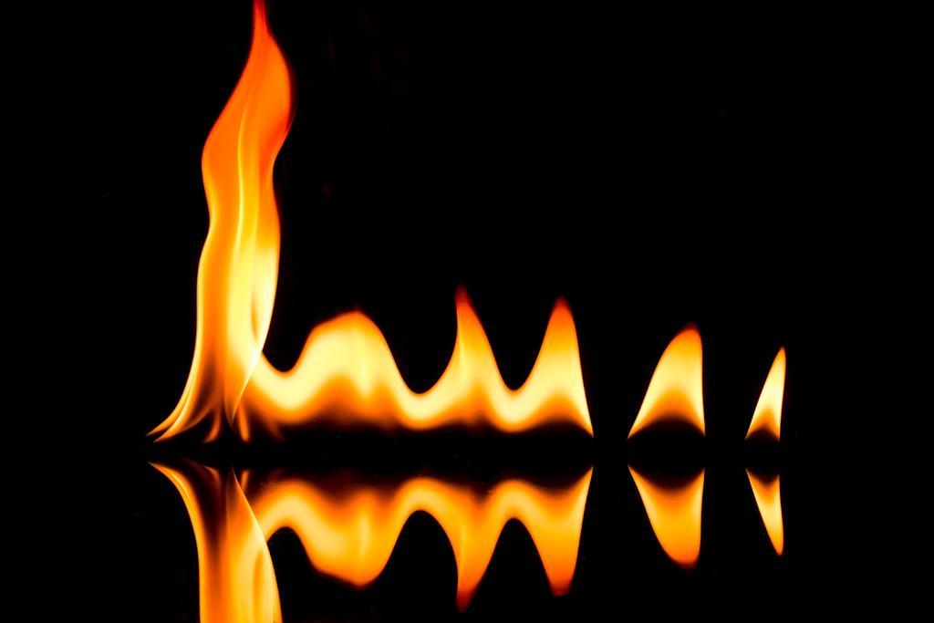 红色营销创意火焰灯光燃烧背景图片