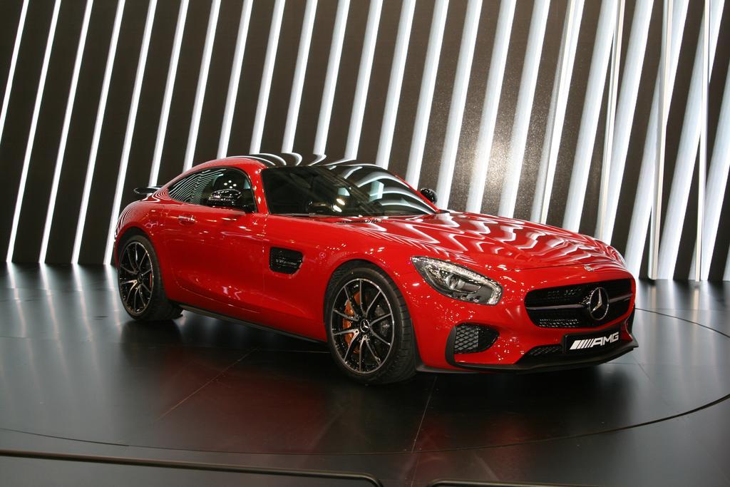 黑红汽车炫酷展览会上的红色汽车汽车设计背景图片