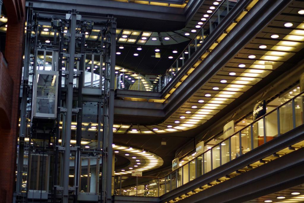 电梯运输现代购物中心背景图片