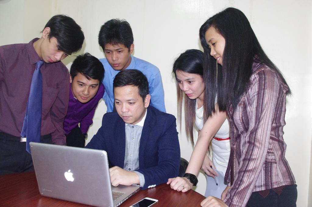 互联网商务电脑创业团队白领工作中开会讨论职场图片