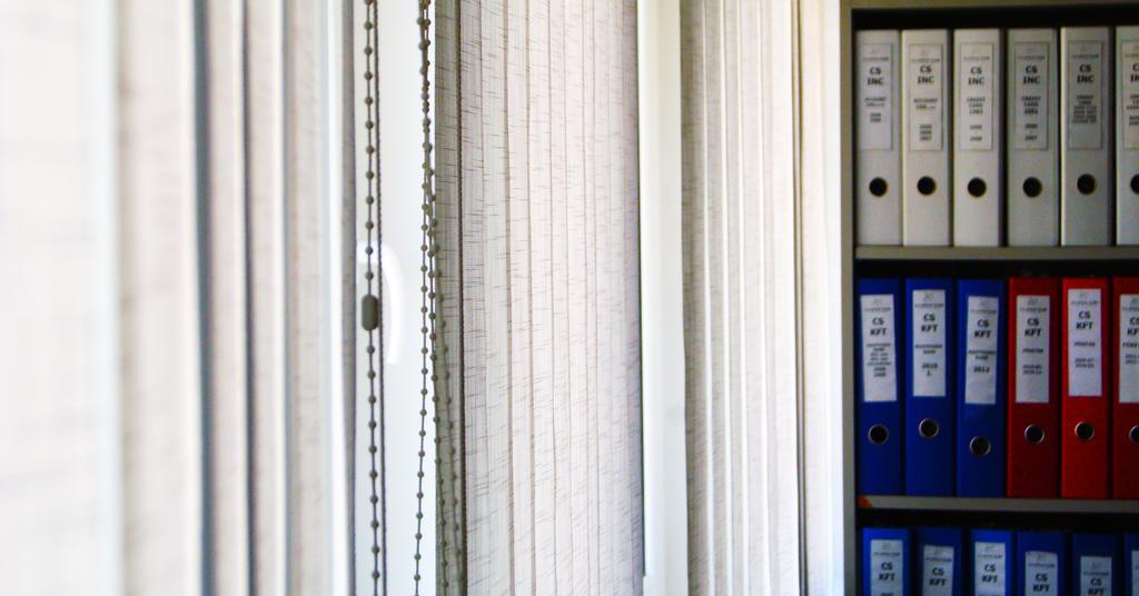 白色广告时尚简约办公室文件夹背景图片