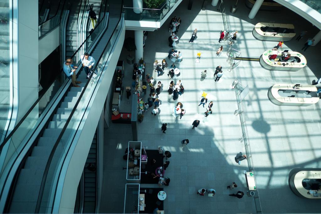 现代城市建筑简约风格自动扶梯背景图片