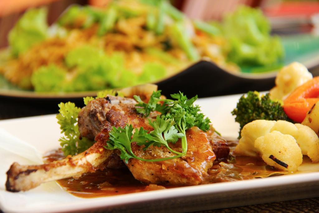 彩色餐饮食物美味盘子里面的肉排和蔬菜菜肴美味食物背景图片