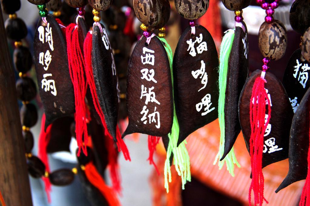 黑色物品展示黑色的旅游纪念品背景图片