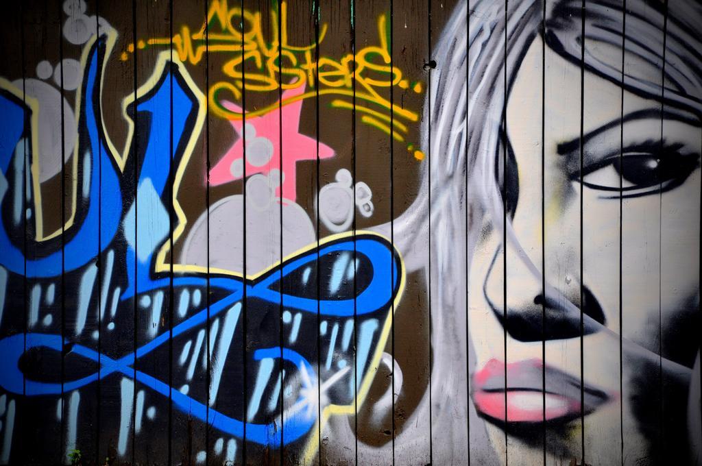 彩色艺术抽象彩色木墙街头涂鸦背景图片