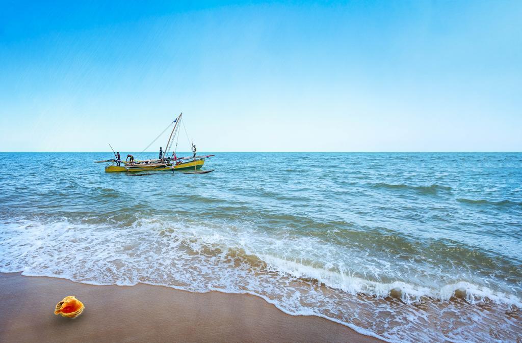 蓝色自然广阔大海上的小船旅游蓝天大海自然背景图片
