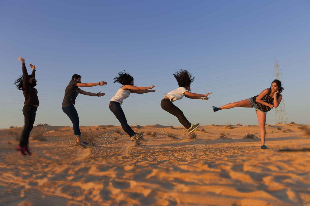 旅行的年轻人跳到半空中拍照的背景图片