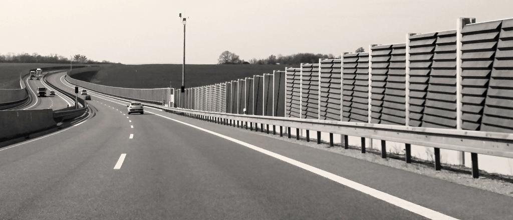 黑白交通纹理公路上的汽车背景图片