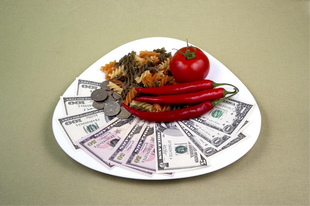 彩色餐饮创意餐盘上放着辣椒番茄意面钱币食物商贸背景图片