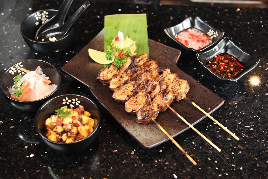 猪肉肠烧烤烤架食物开胃菜背景图片