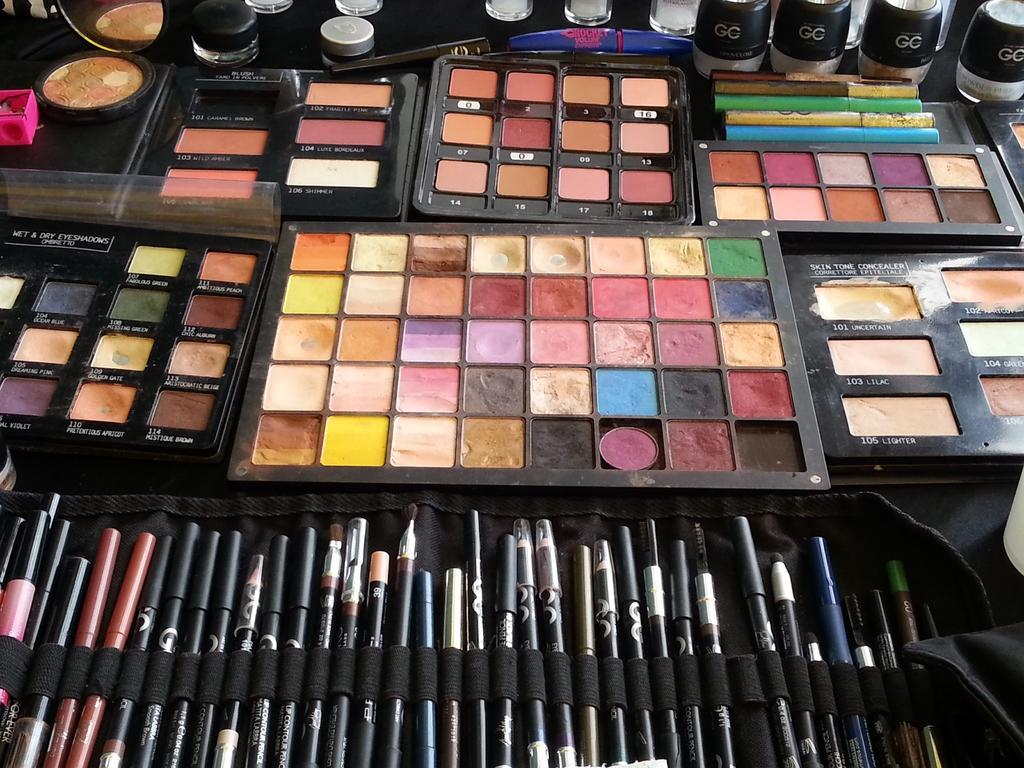 化妆品彩妆眼影盘化妆笔背景图片