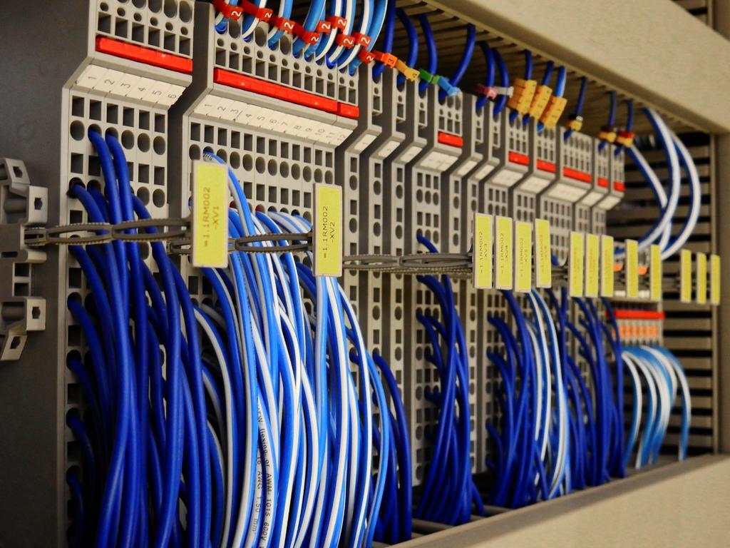 科技机柜里蓝色的电缆背景图片