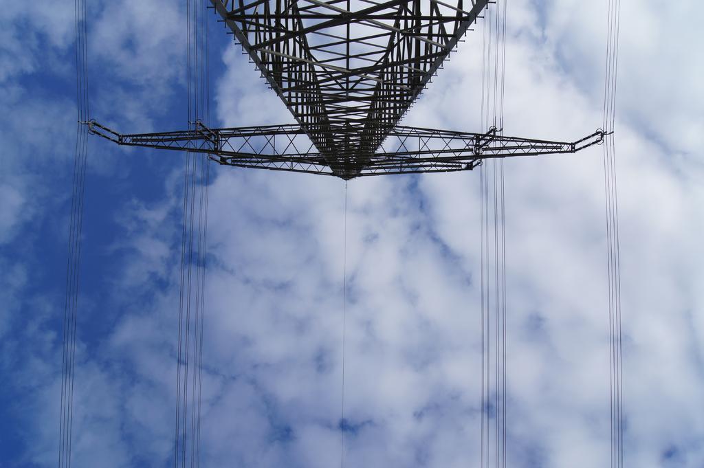 广告天空蓝天白云之下的电线塔宣传背景图片