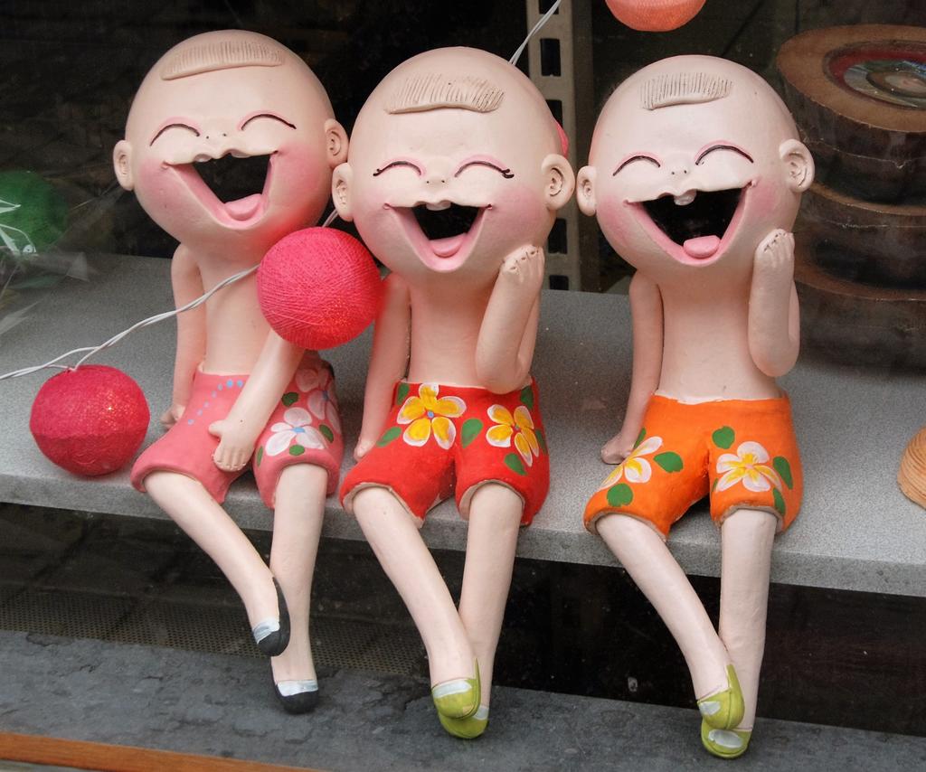 彩色摄影搞笑欢乐微笑的三个人偶快乐人偶背景图片