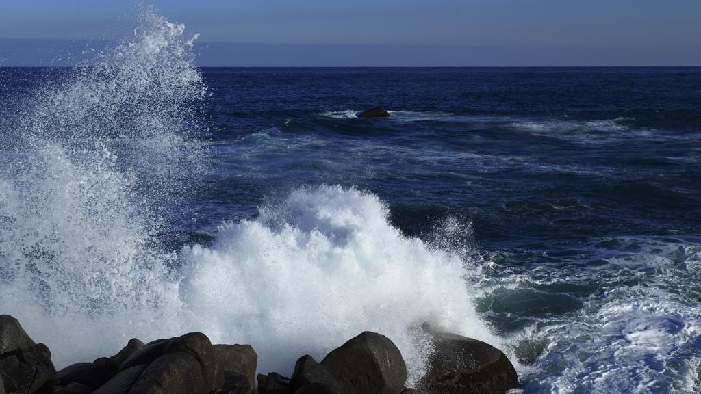 蓝白自然壮丽海浪拍打着岩石大海海浪自然背景图片