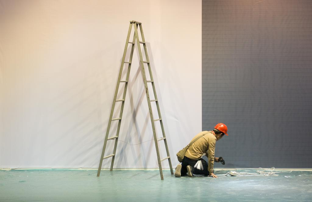 装修工人墙壁背景图片