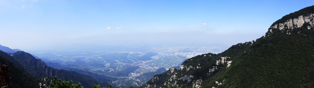 蓝绿自然壮美蓝天下的群山和城镇自然山野背景图片