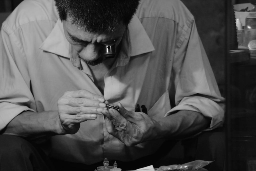 灰黑人物严谨师傅正在修整东西师傅匠人摄影背景图片