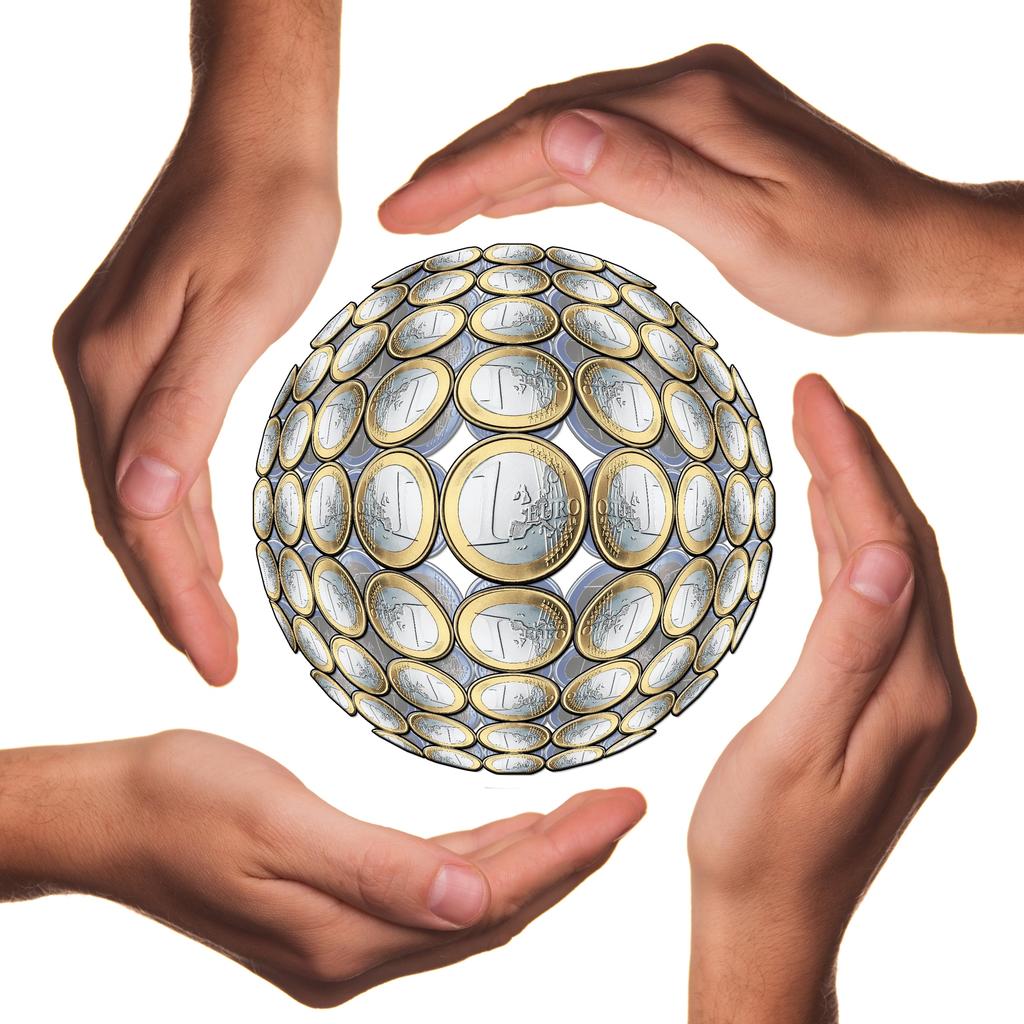 环手护住金融货币球体手势图片