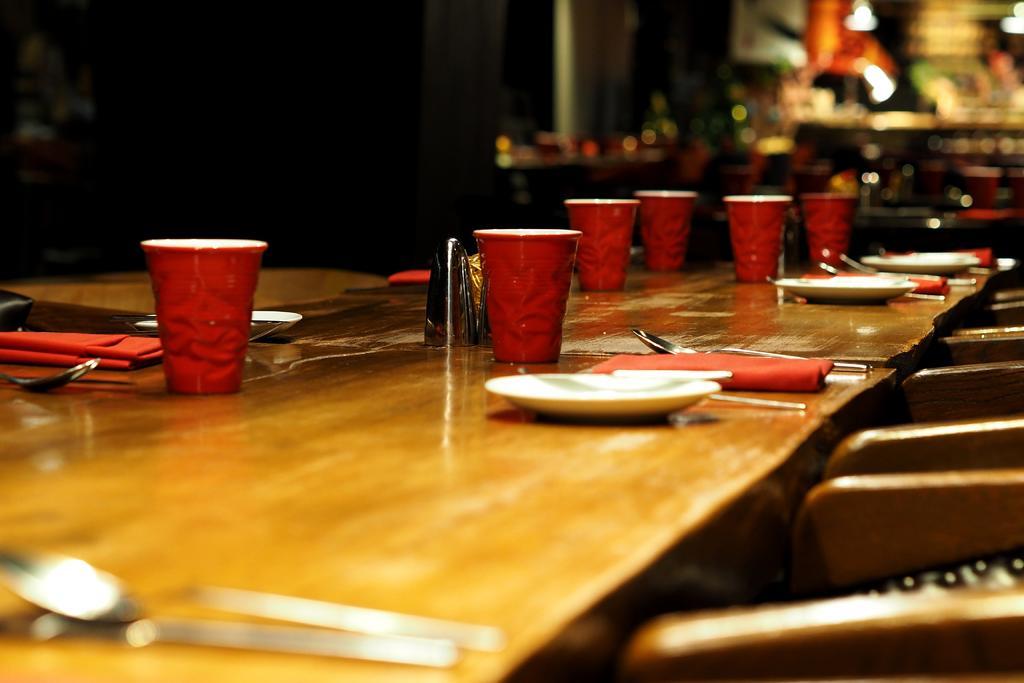 室内聚会聚餐餐饮饮食餐具背景图片