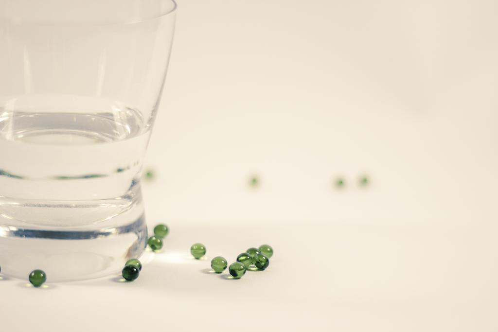 白色广告简约大气水杯背景图片