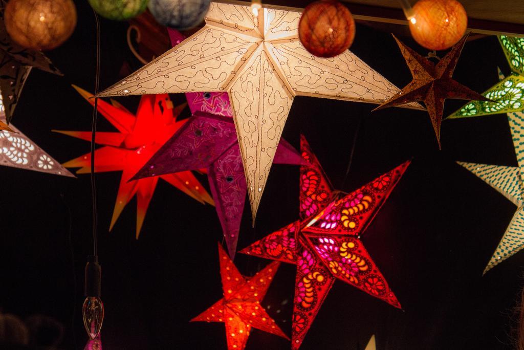 红色装饰简约夜色里等待销售的圣诞夜装饰品背景图片