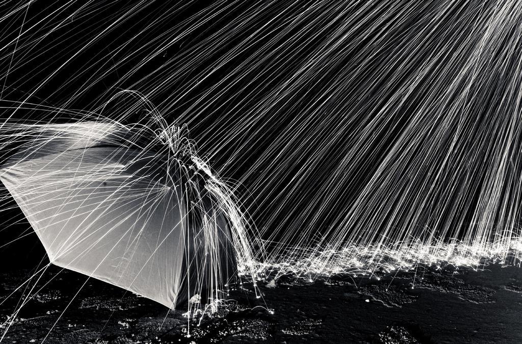 黑白摄影创意大雨打在雨伞上的慢镜头摄影慢速下雨背景图片