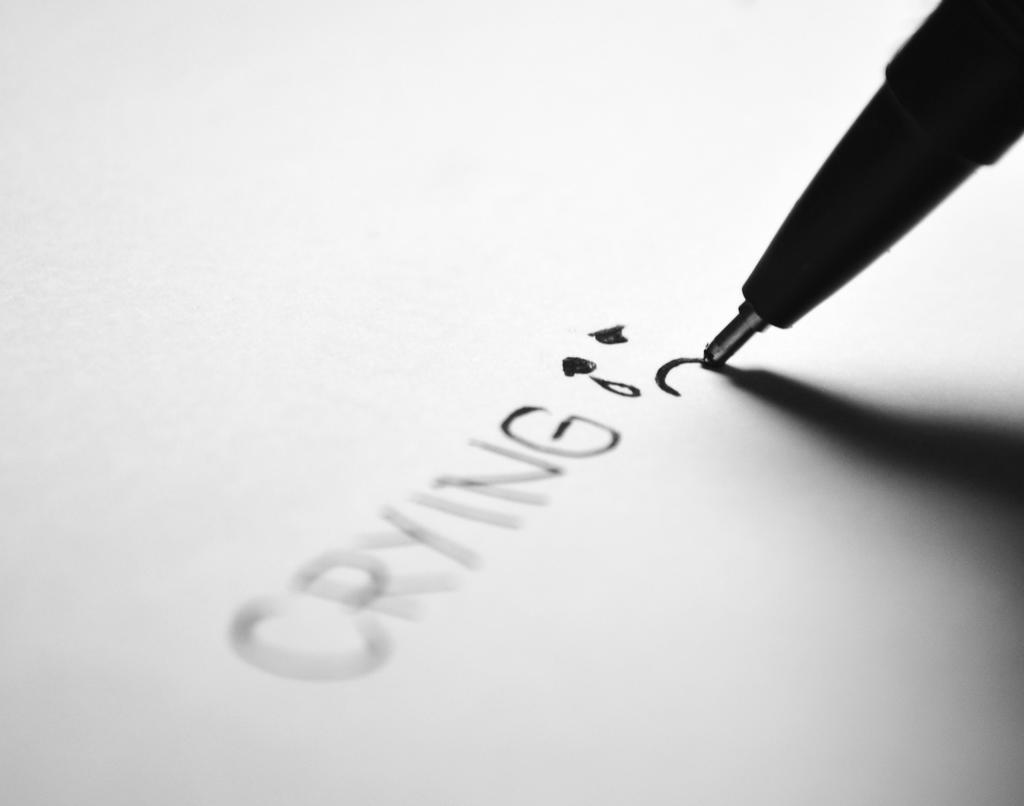 黑白伤心的哭泣的脸笔写字教育学校背景图片