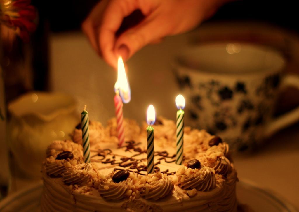 白色庆祝生日晚会高兴家庭背景图片