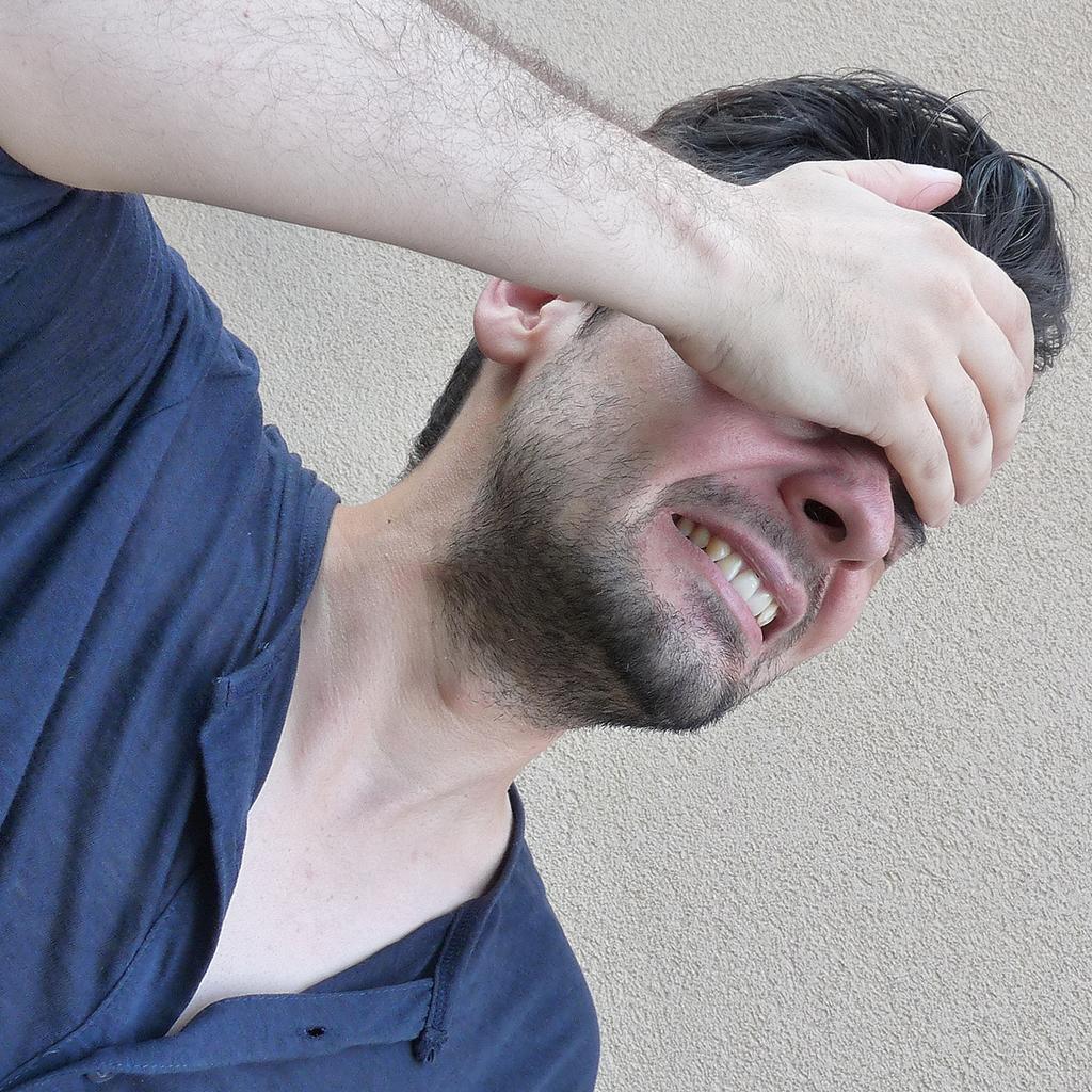 男子头痛烦躁狂躁伤心难过图片