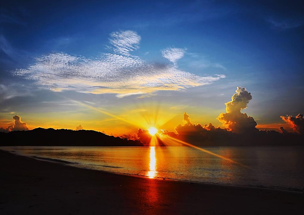 蓝黑唯美自然景观夕阳落山背景图片