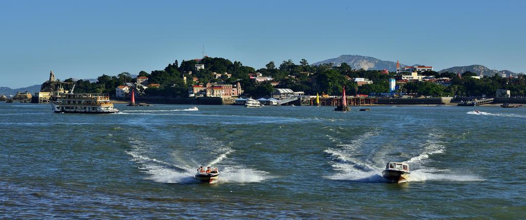 蓝色自然风景海面的快艇背景图片