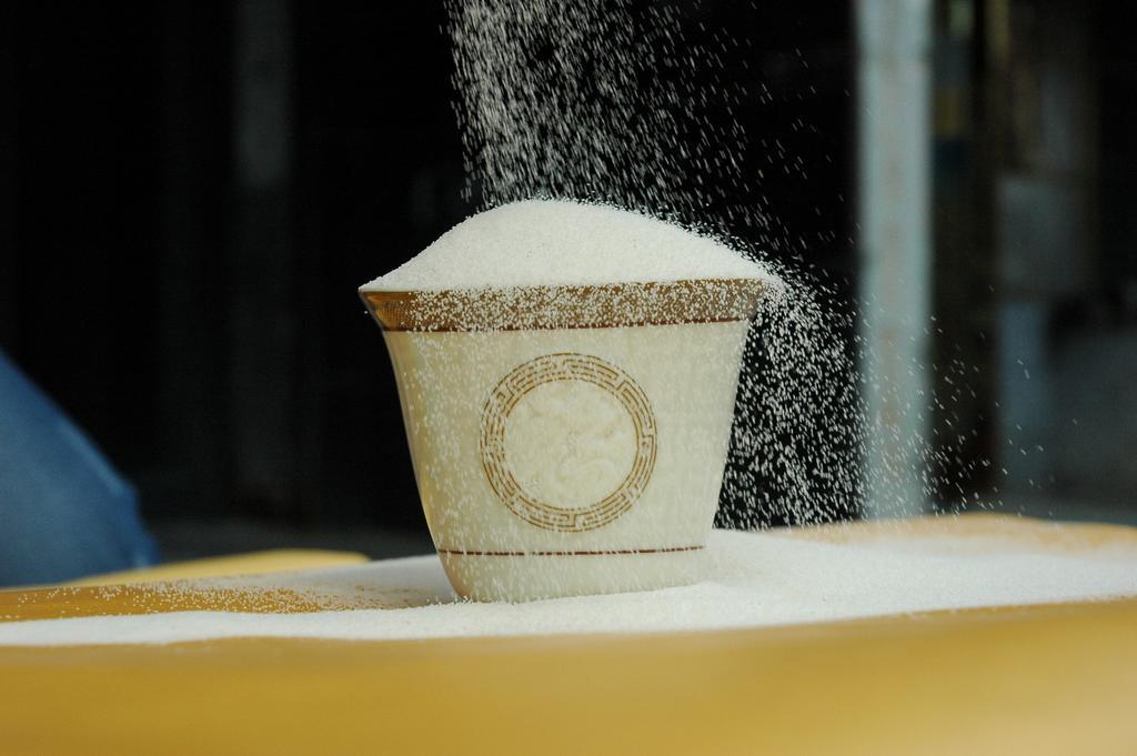 白色面粉白糖面包制造砂糖背景图片