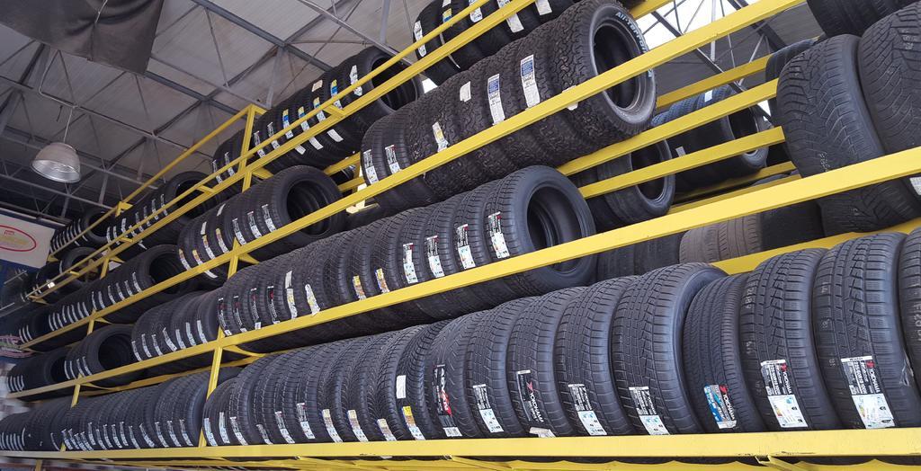 黄色黑色橡胶轮胎仓库收纳摆放支架货架背景图片