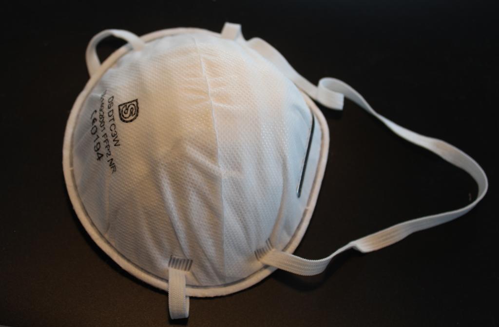 白色的口罩背景图片