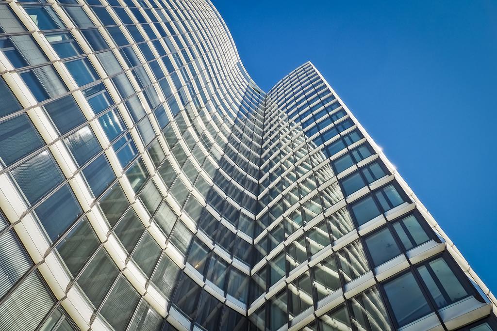 干净的弧形高楼外墙背景图片