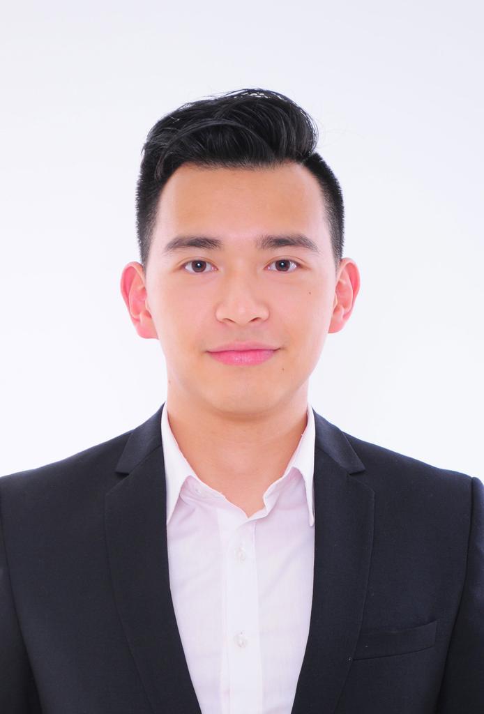 白色商务简约年轻自信的男子工作证照特写背景图片