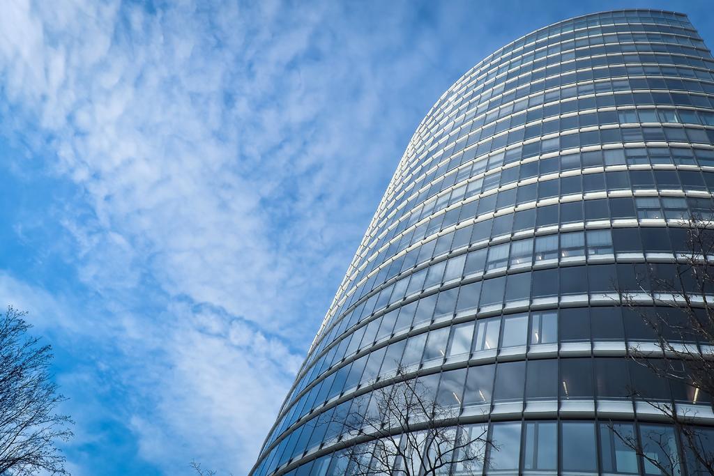 建筑现代弧形的高楼玻璃外墙背景图片