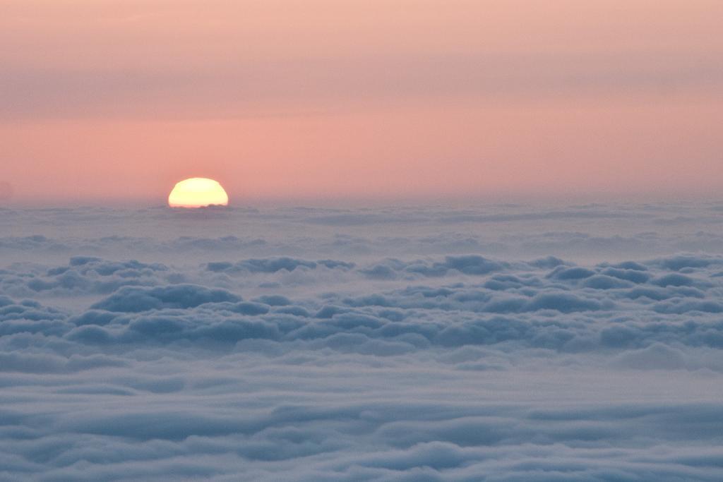 红蓝自然秀美云层上的半个太阳日出日落自然云背景图片