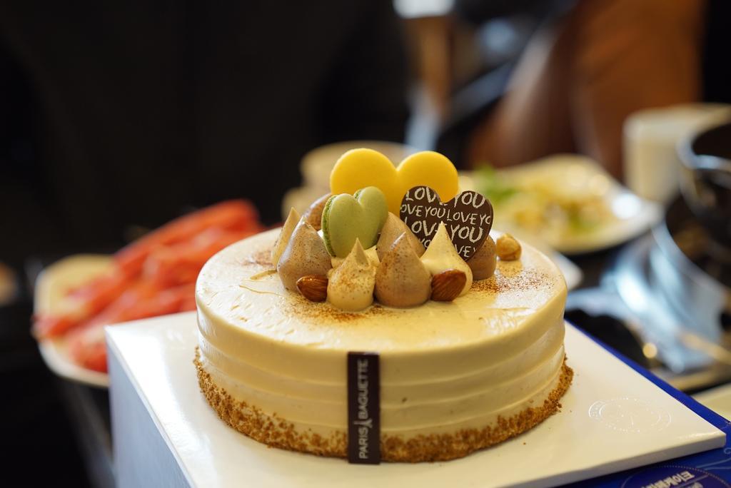 彩色餐饮食物诱人白奶油蛋糕可爱装饰蛋糕烘焙甜食背景图片