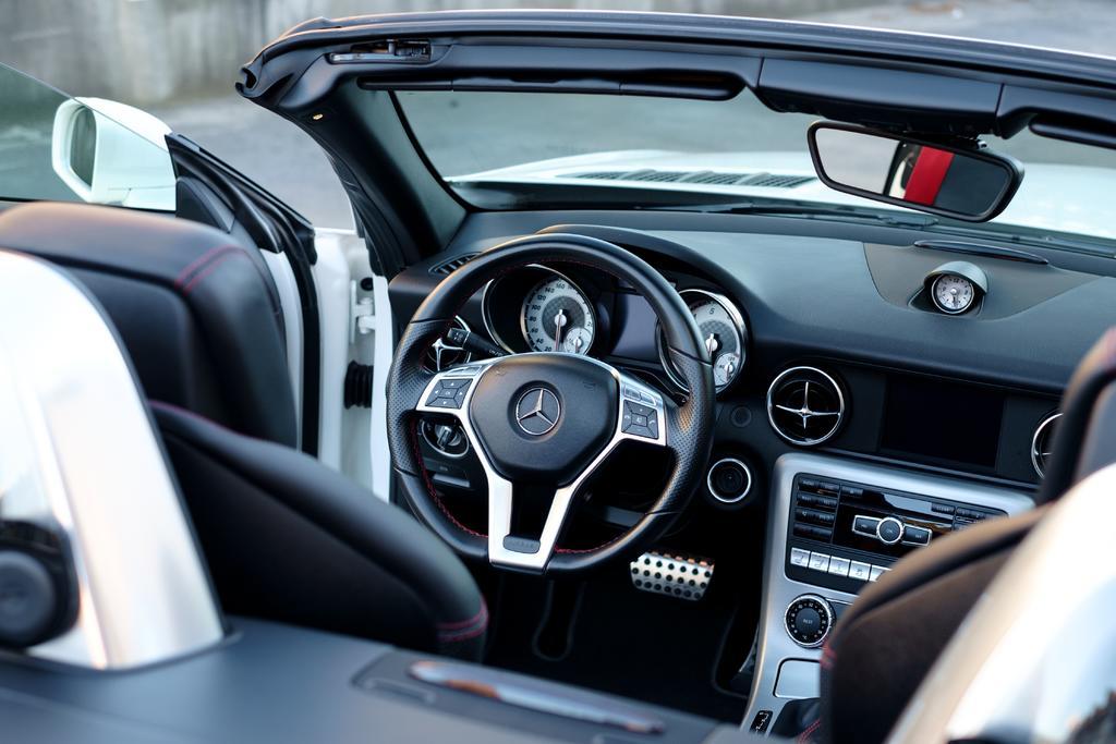 广告时尚梅赛德斯车内摆设背景图片