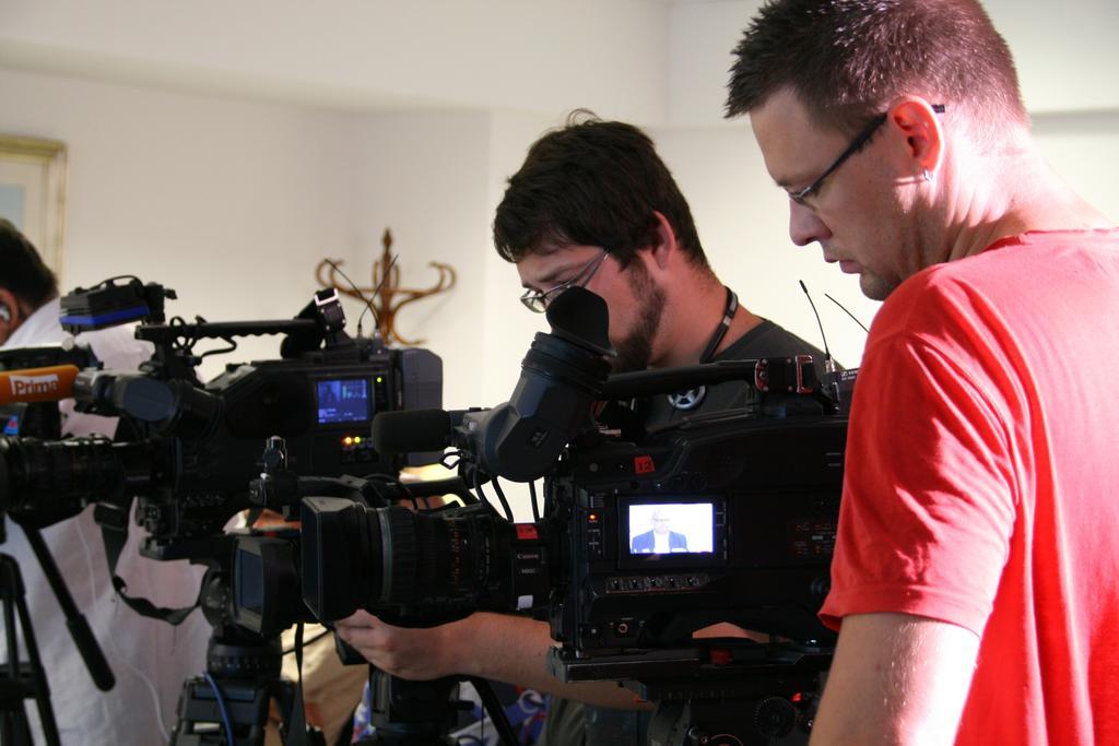 彩色人特写拍摄中的摄影师背景图片