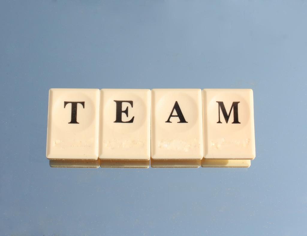 小清新新信件上的英文字母团队背景图片