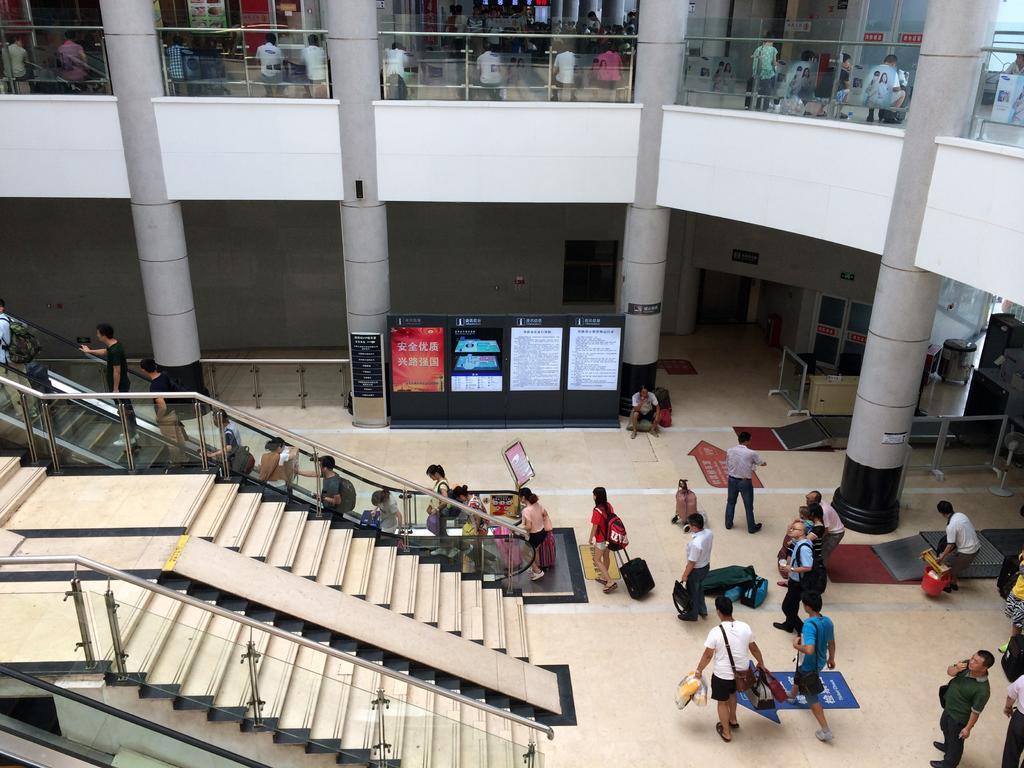 楼梯 车站 人 公共场所 室内