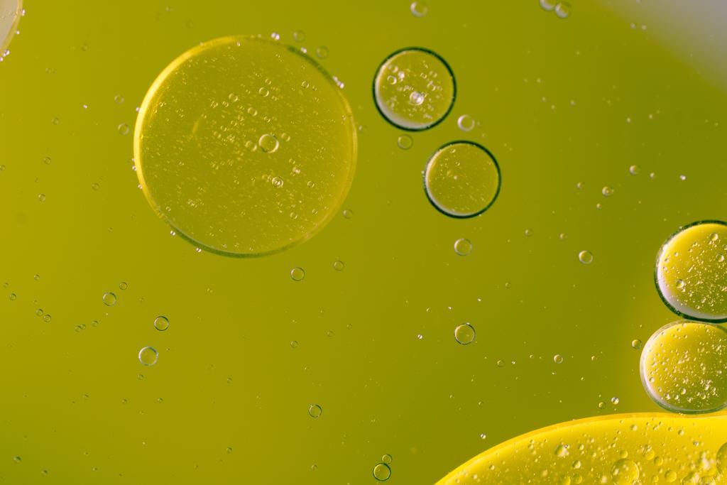 绿色自然纹理水面上的小油滴背景图片