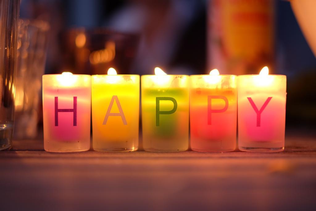 五彩的生日礼品浪漫生日点燃的祝福彩色蜡烛宣传照背景图片