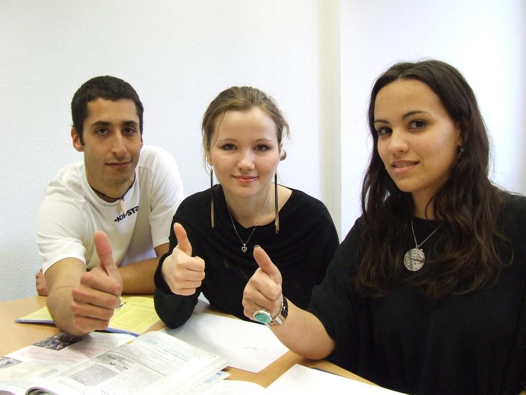 黑白金融商务语言学校创业团队实习生背景图片