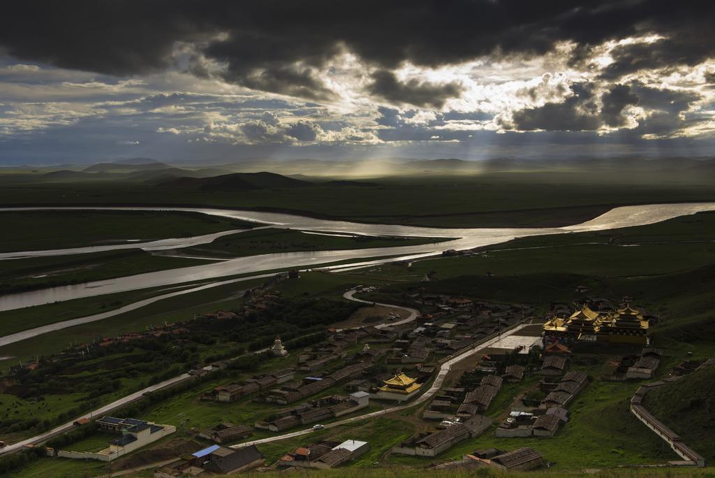 自然壮美天空下的山野城镇山水自然天空背景图片